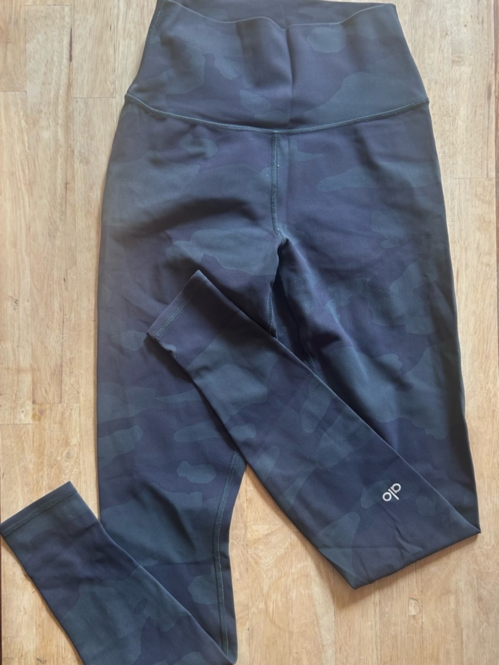 ALO Yoga High-Rise Camo Vapor Leggings xs